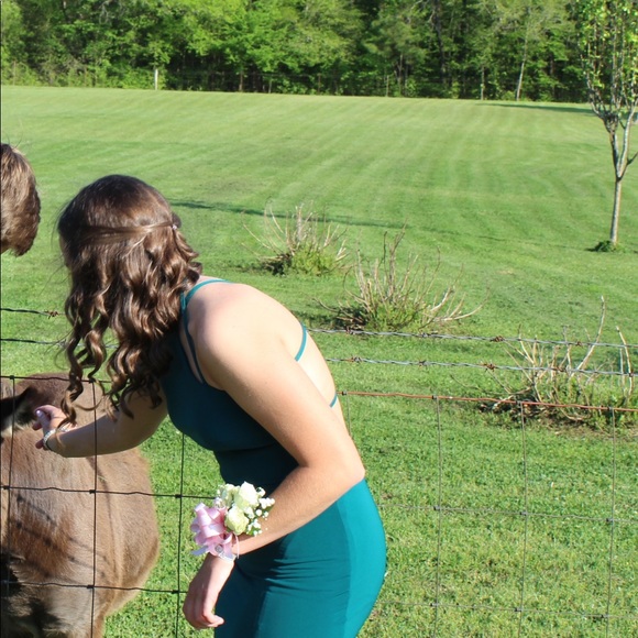Beautiful emerald green evening gown - Picture 4 of 6